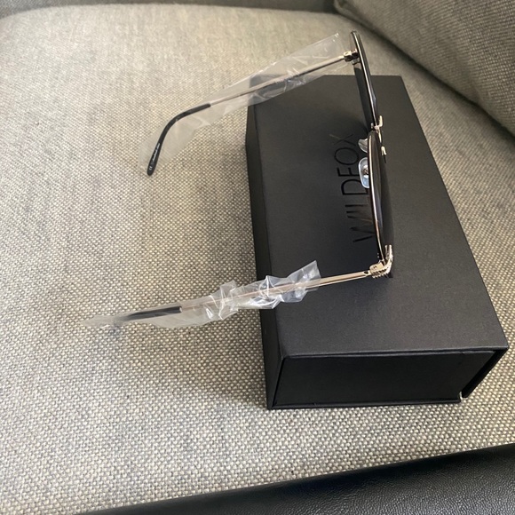 WILDFOX Sunglasses - Picture 3 of 6